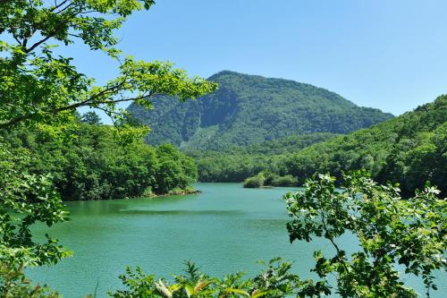 a view of a river with mountains in the background at Hotel Japan Shiga in Yamanouchi
