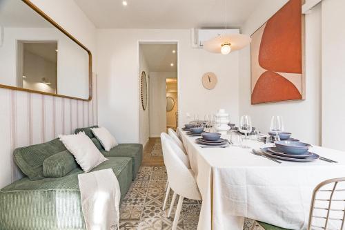 Lovely Apartment with Balcony in Sagrada Familia