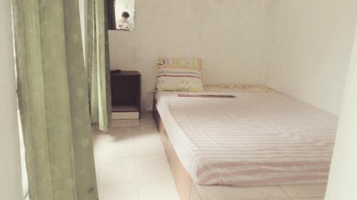 Tempat tidur dalam kamar di Pari Solata Seaview Homestay Syariah