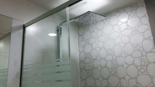 y baño con ducha y puerta de cristal. en Gaon Residence Hotel, en Daejeon