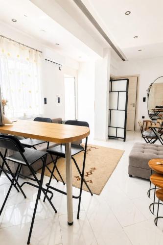 Thea Penthouse - 2BR, Sea View Terrace I Beach
