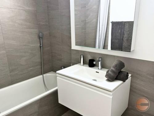 Urban Chic 3BR Serviced Apartment