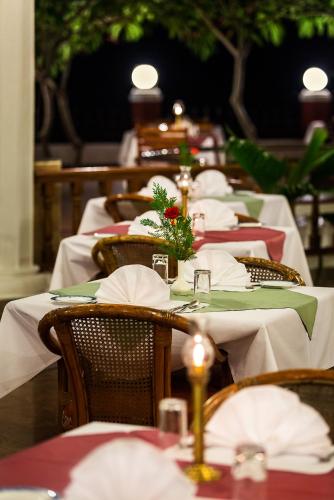 Restaurace v ubytování GReaT Trails Riverview Thanjavur By GRT Hotels