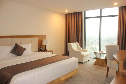 Posteľ alebo postele v izbe v ubytovaní Muong Thanh Cua Dong Hotel