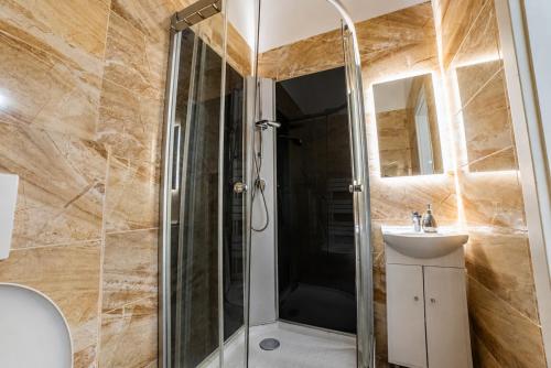 Your Stylish Vienna Stay Near Schonbrunn Palace 24-7 Check-in