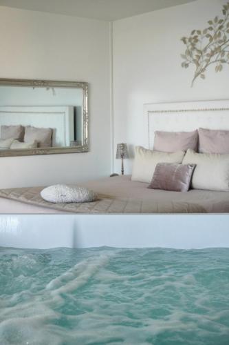 LES SUITES LOVE 1 SPA VUE MER PISCINe