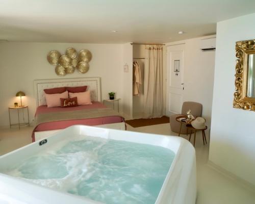 LES SUITES LOVE 2 SPA VUE MER PISCINe