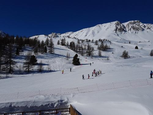 a group of people skiing down a snow covered mountain at le Chal'heureux in Vars