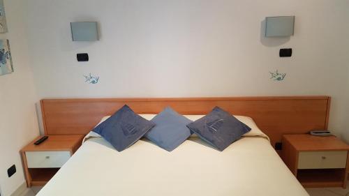 En eller flere senge i et værelse på Hotel Stella Marina