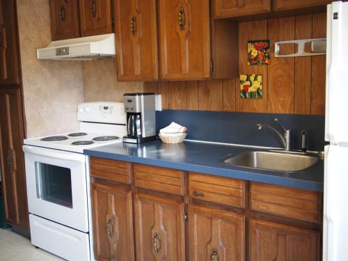 Una cocina o cocineta en Whale's Tail Guest Suites