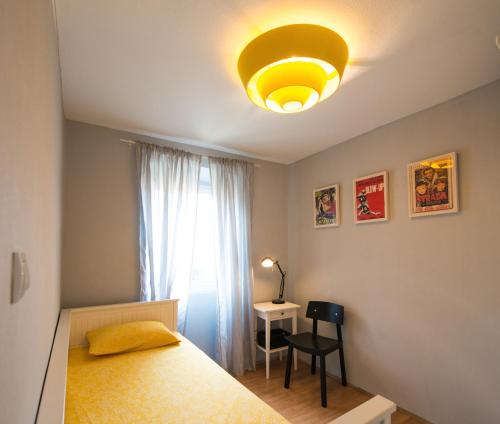 1 dormitorio con cama, lámpara y mesa en Grisia 26 Apartment en Rovinj