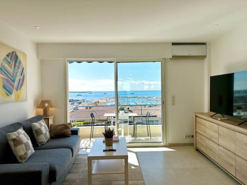 Charming 2-bedroom apartment with sea view, panoramic balcony, AC