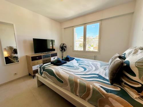 Charming 2-bedroom apartment with sea view, panoramic balcony, AC