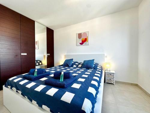 Charming 2-bedroom apartment with sea view, panoramic balcony, AC