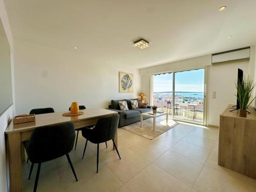 Charming 2-bedroom apartment with sea view, panoramic balcony, AC