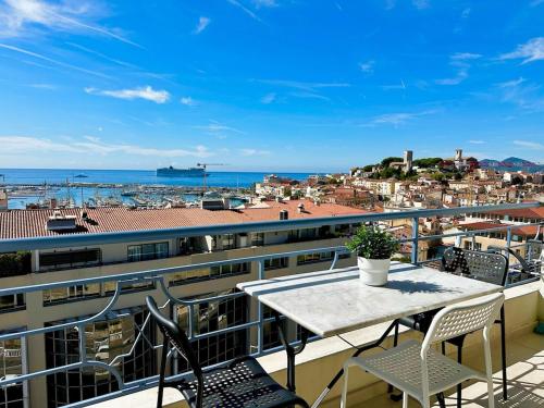 Charming 2-bedroom apartment with sea view, panoramic balcony, AC