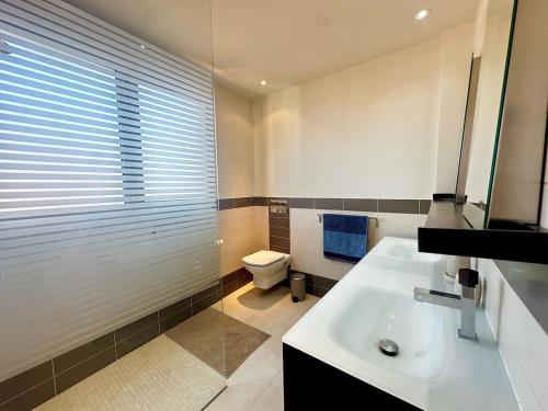 Charming 2-bedroom apartment with sea view, panoramic balcony, AC