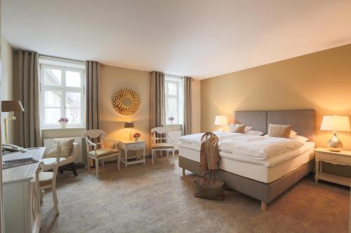 Ένα ή περισσότερα κρεβάτια σε δωμάτιο στο Romantik Hotel am Brühl