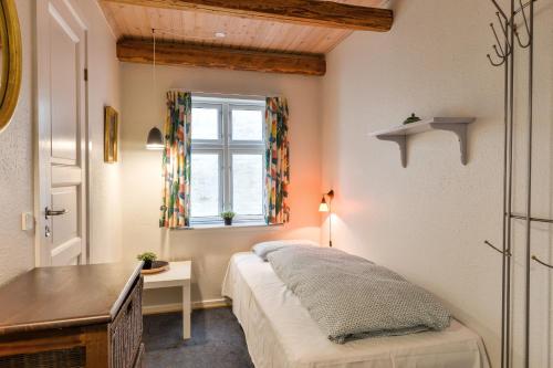- une chambre avec un lit, un bureau et une fenêtre dans l'établissement Viborg City Rooms, à Viborg