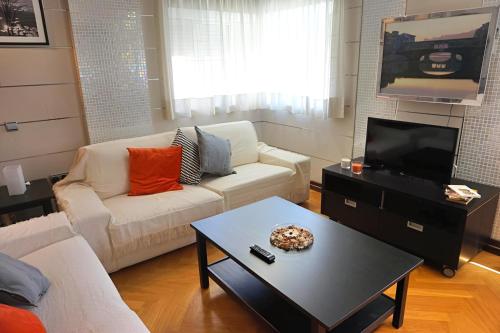 Apartamento Estación María Zambrano y Playa, Disfruta 90m2 junto al AVE con Jacuzzi y Parking Privados!