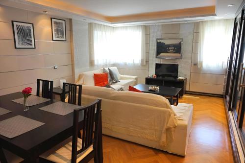 Apartamento Estación María Zambrano y Playa, Disfruta 90m2 junto al AVE con Jacuzzi y Parking Privados!