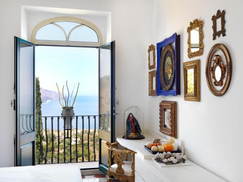 タオルミーナにあるVilla Sirenaの海の景色を望むオープンドア付きの客室です。