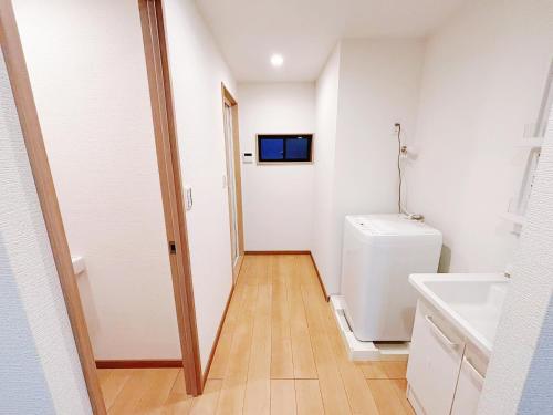 Koiwa 晴の家 201 , 6 minute walk from the subway, served by 2 lines , Convenient access to Akihabara, the airport, Asakusa, and Tokyo Skytree , up to 8 guests
