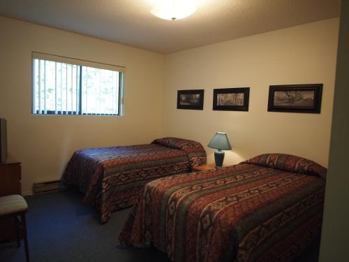 Una cama o camas en una habitación de Whale's Tail Guest Suites