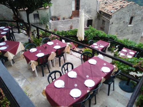 A Taverna Intru U Vicuにあるレストランまたは飲食店