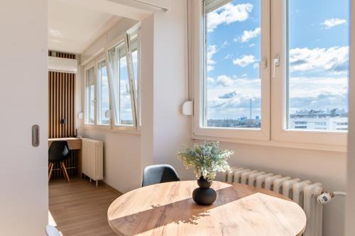 HighNoon Apartment - Fast Wi-Fi & Desk - Trnje, Zagreb