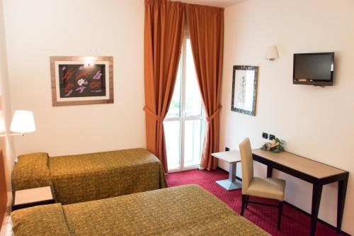 een hotelkamer met een bed en een bureau bij Hotel Fontanelle in Fratta Terme