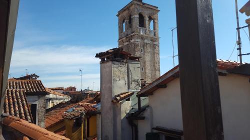 uma torre de relógio alta numa cidade com telhados em rialto1082 em Veneza