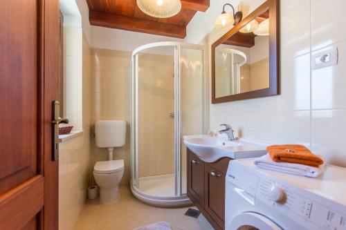 Koupelna v ubytování Holiday house Casa Mia with a private swimming pool