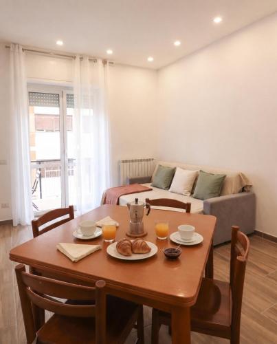 Elegant & Quiet Chic Home - Near Station, Balcony
