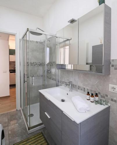 Elegant & Quiet Chic Home - Near Station, Balcony