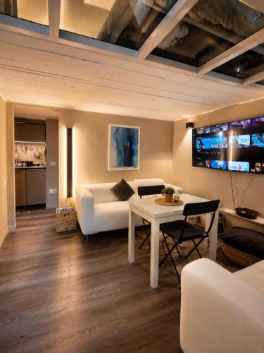 CityLife Urban Loft - 3 Level Design Apartment