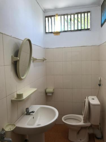 A bathroom at Gnaanams Hotel and Restaurant