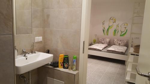 y baño con lavamanos y lavamanos. en Gästeappartements Bierfässl, en Sinsheim