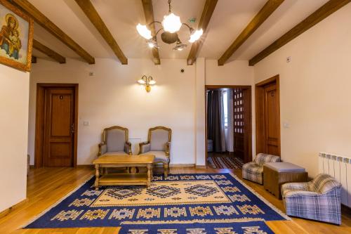 a living room with two chairs and a table at Dacii Liberi Resort and Spa in Petrova
