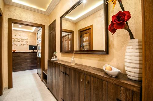 Koupelna v ubytování Romantik Spa Hotel
