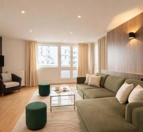 Montparnasse family flat with balcony & lift