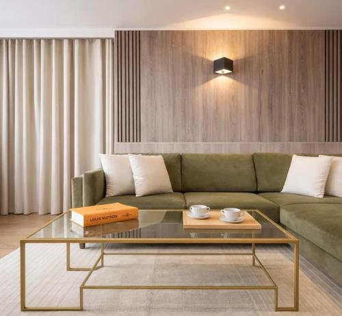 Montparnasse family flat with balcony & lift