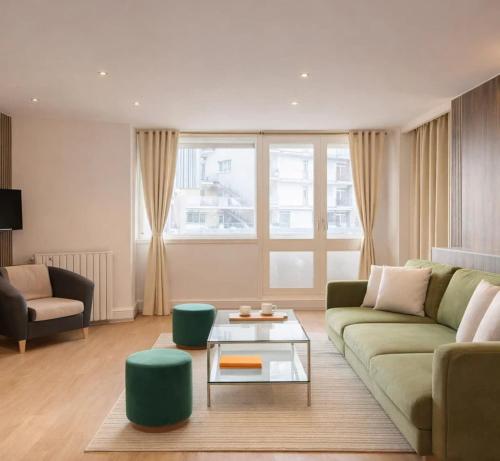 Montparnasse family flat with balcony & lift