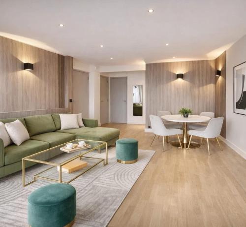 Montparnasse family flat with balcony & lift