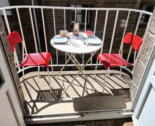 Sunny old town flat close to the beach