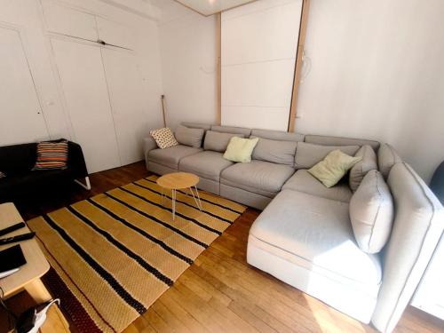 Sunny old town flat close to the beach
