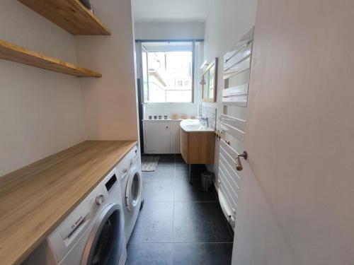 Sunny old town flat close to the beach