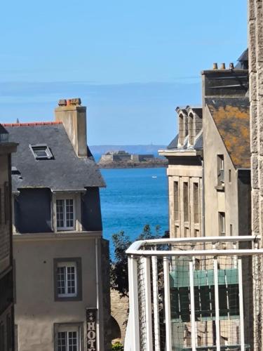 Sunny old town flat close to the beach