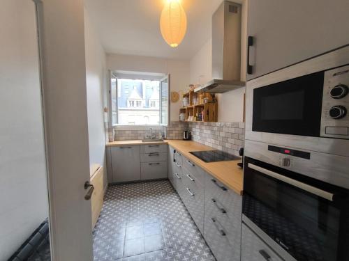Sunny old town flat close to the beach