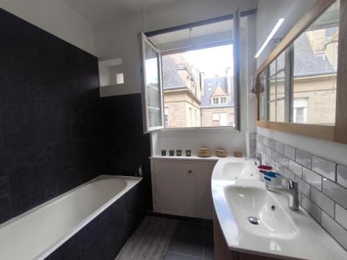 Sunny old town flat close to the beach